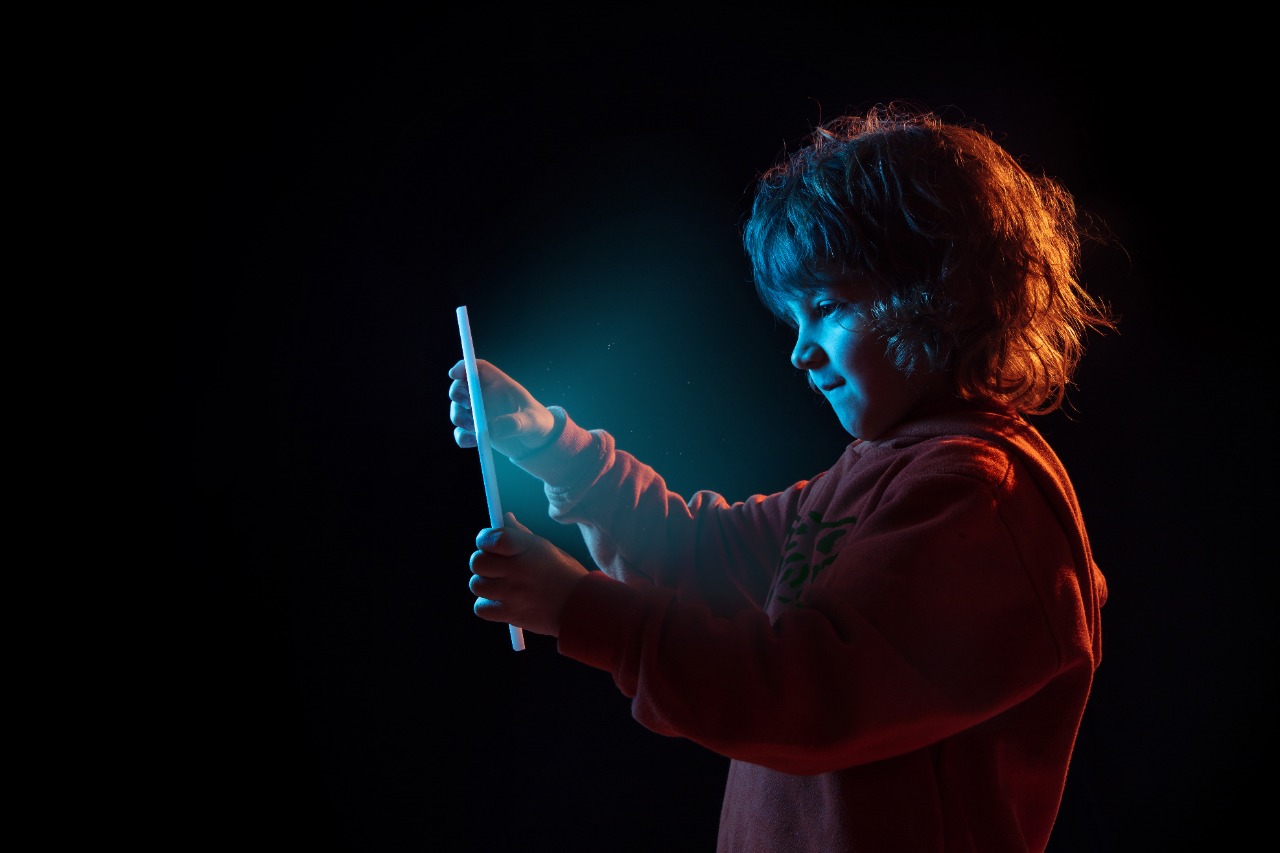 Efectos Nocivos de la Luz Azul en Ojos y Piel